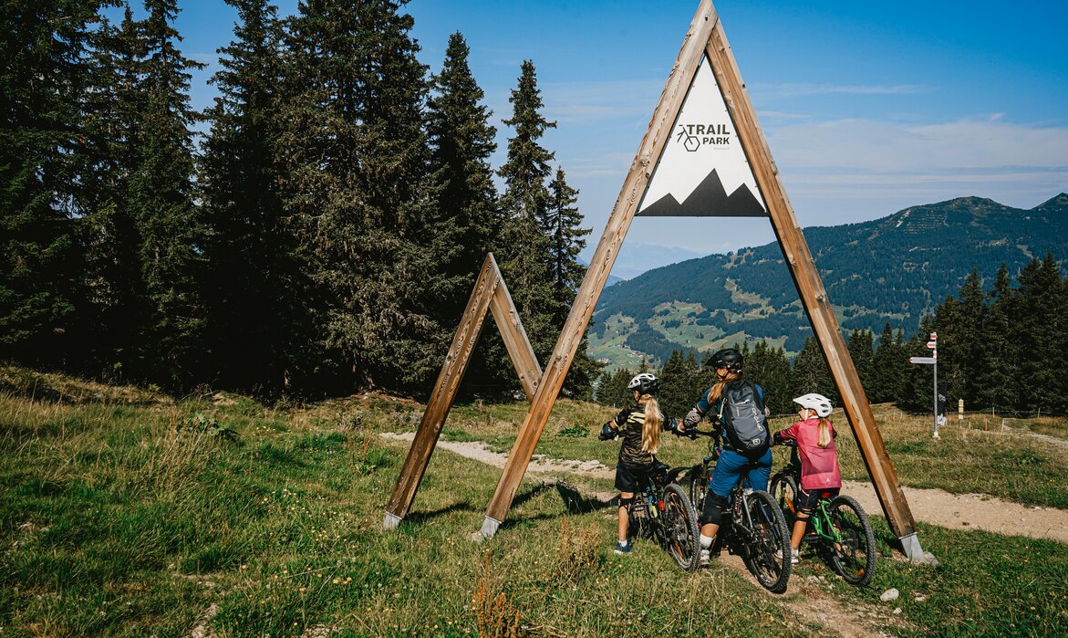 Eintrittsportal Trailpark Hochjoch - Silvretta Montafon | © Silvretta Montafon - Vanessa Strauch Eine Familie mit einer Frau und zwei Kindern am Eintrittsportal zum Trailpark am Hochjoch in der Silvretta Montafon. | © Silvretta Montafon - Vanessa Strauch