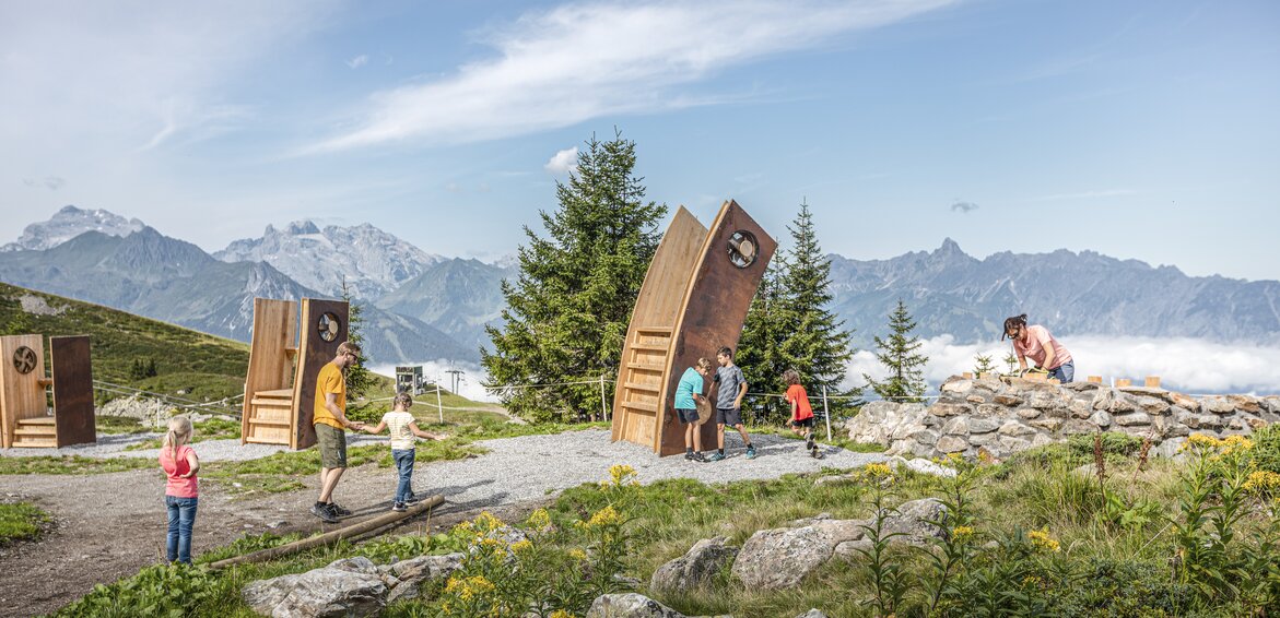 Familie am Naturkräftepfad - Silvretta Montafon | © Familie am Wandern im Herbst - Silvretta Montafon Eine Familie an den Windtürmen am Naturkräftpfad in der Silvretta Montafon. | © Familie am Wandern im Herbst - Silvretta Montafon