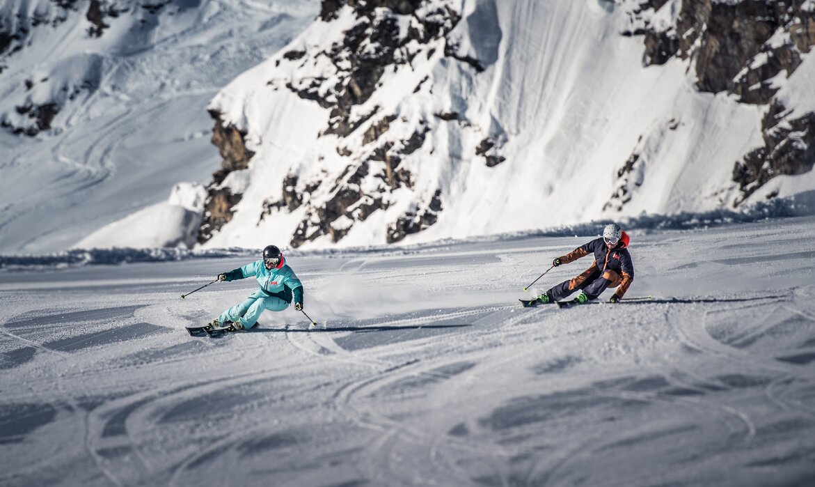 Skifahrer auf der Piste - Silvretta Montafon | © Silvretta Montafon - Daniel Hug zwei Skifahrer fahren parallel eine Piste der Silvretta Montafon hinunter. | © Silvretta Montafon - Daniel Hug
