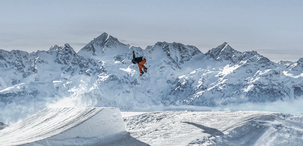 Snowpark Montafon - Silvretta Montafon | © Silvretta Montafon - Sammi Theurer Ein Snowboarder springt über eine Schanze in der Silvretta Montafon | © Silvretta Montafon - Sammi Theurer